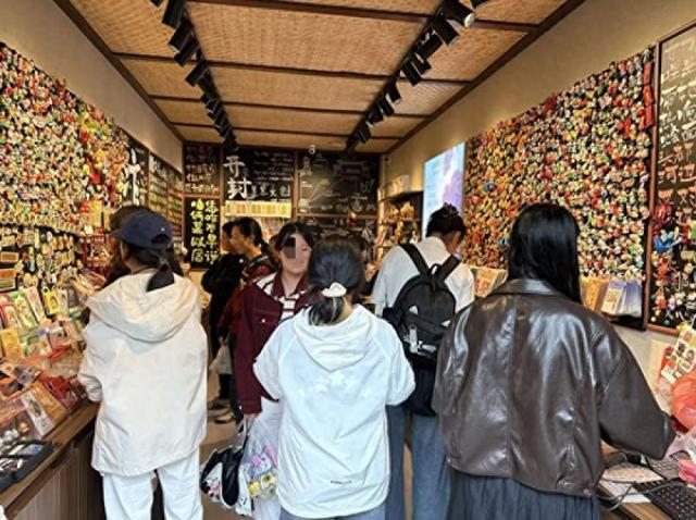 一代人有一代人的“宝贝”，这届年轻人把冰箱门变成“旅行回忆录”｜华夏双节观察