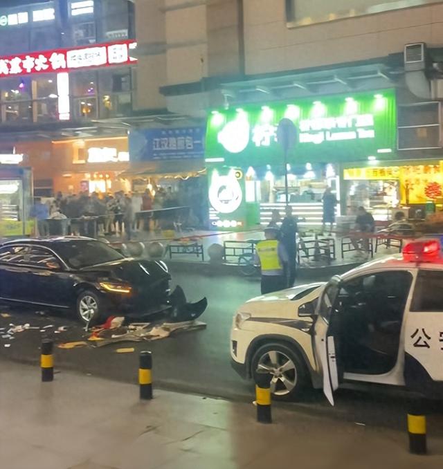 24岁男子夜晚驾车步行街撞伤7人被抓获，武汉警方凌晨发通报
