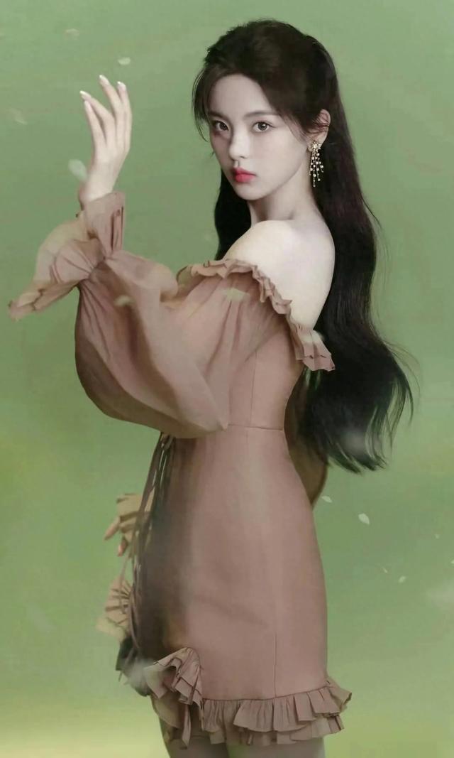 杨超越：美的也太别致了吧！忍不住多看几眼：写真欣赏