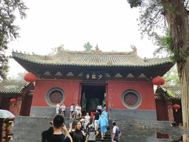 少林寺已经变了。下大雨不让进去避雨 掏了钱也不让进。