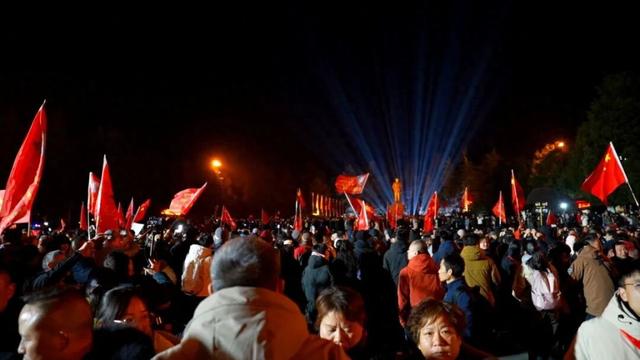 吃福寿面，念主席恩！唱东方红，愿祖国好！