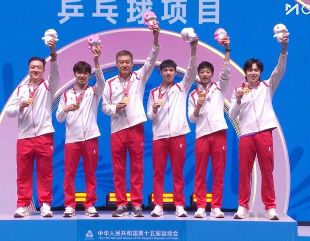 北京男团夺冠后，王楚钦又出“洋相”了，他的这一举动逗笑了球迷