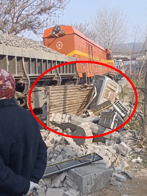 河南巩义一运送矿石火车与小型货车相撞 当地回应：人没啥事