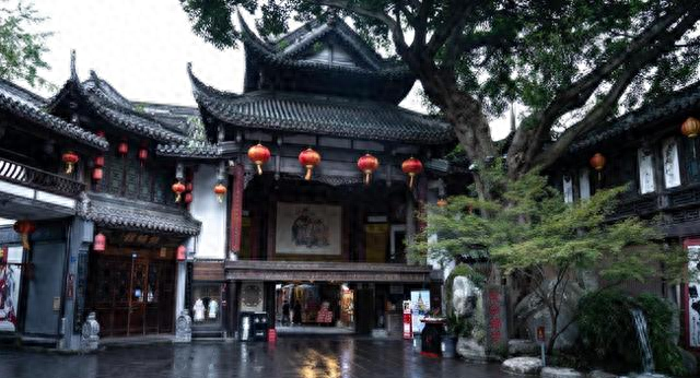 法国人来成都旅游，回国后摇头感慨：中国已经是超一等国家了