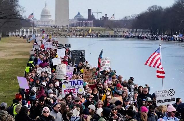 超700万人游行抗议，特朗普令战机向示威者泼粪！全美为何又在反