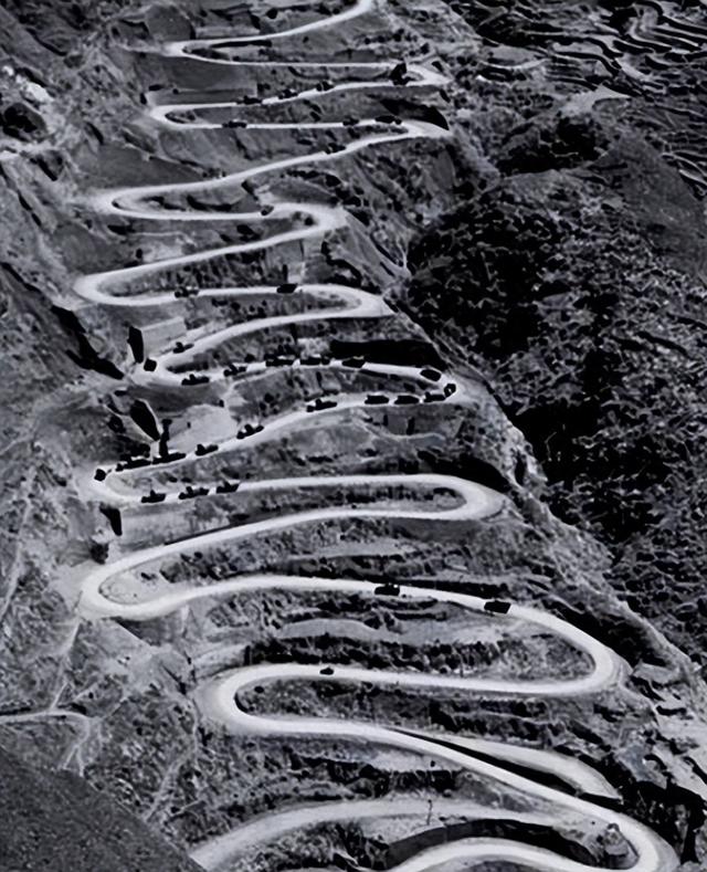 雪域天路奇迹，1200 公里青藏公路，只用 7 个月零 4 天被 “砸” 出来了