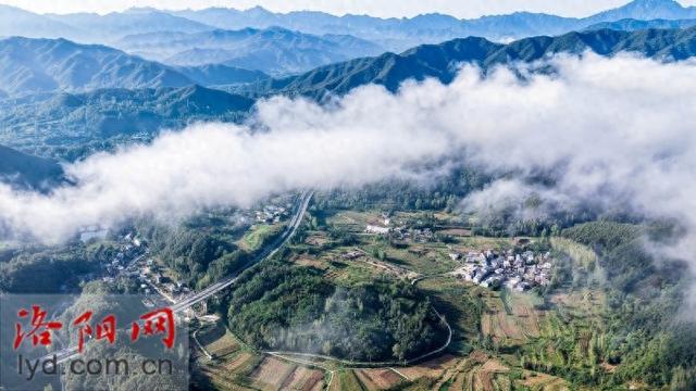 栾川县重渡沟示范区：雾漫山乡景如画