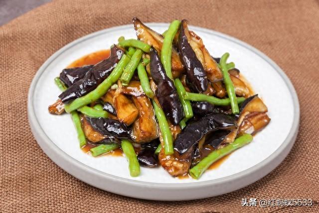 秘制豇豆焖茄子的做法步骤（豆角焖茄子）