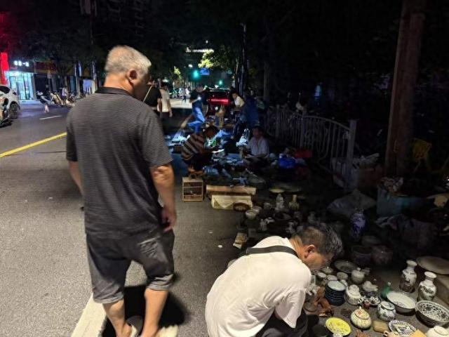 需要打着手电筒逛、天亮便消失无踪！上海有个神秘夜市，买家既是玩家也是商人，驱车数小时也要来