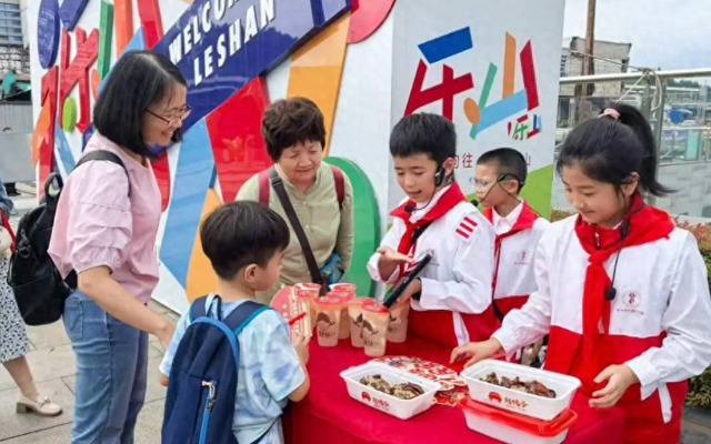 “小海棠”温暖绽放，游客对乐山的喜欢藏不住了！