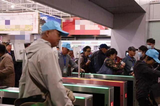 游万象、逛云南……普惠型中老铁路国际旅游列车受青睐