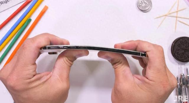 史上最耐用iPhone？JRE测试 iPhone Air 的抗弯可以承受97KG的力。