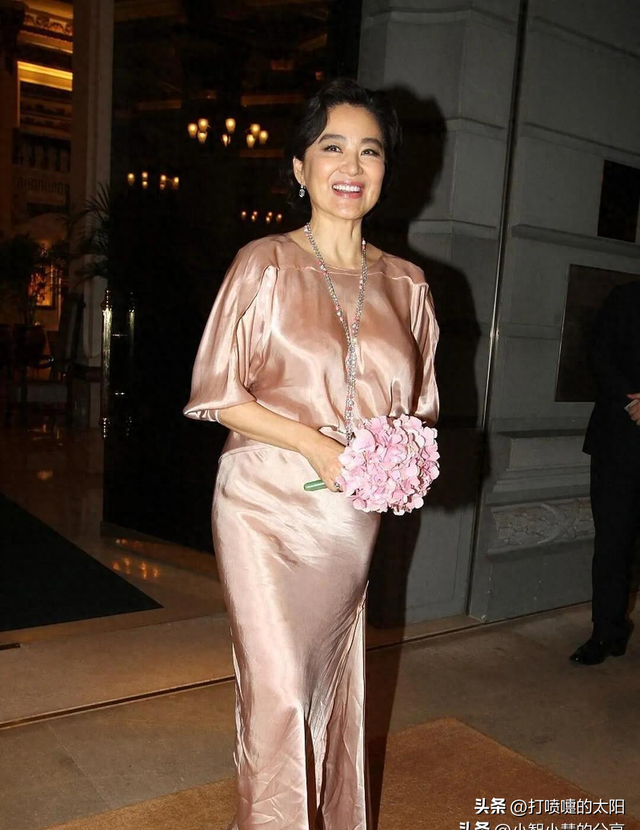 照片中的她发福了，腚大腰圆的，即使是现在老了也还有当年女神