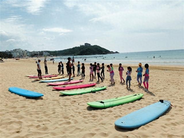 三亚市中小学生冲浪培训班开班 海边“趣”浪 尽享欢乐