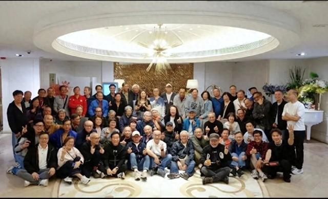 70岁周润发请近百名TVB旧同事聚餐，在场的大部分人至少都相识35年以上	，发哥席地而坐和大家合影