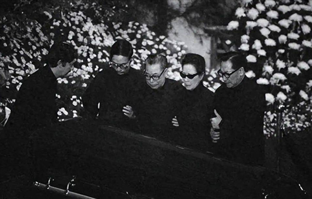 1975年蒋介石去世，消息传到大陆后，毛主席说了三个字，众人皆惊