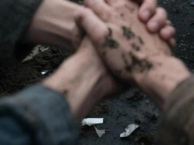 《生死瞬间相拥节后余生领证》穿过风雨的爱更懂相守