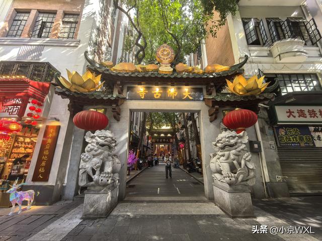 位于北京路旁的大佛寺，香客络绎不绝