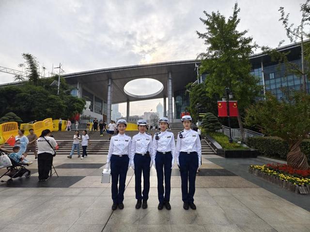 国庆江滩暖意浓！女子星级服务队以优质服务护航文明旅游