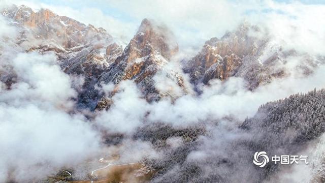 甘肃扎尕那雪后初霁 石林云雾相映成画