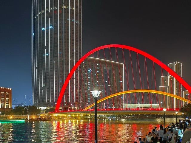 “桥”见天津迎远客,上合同心谋共策,笃行致远启新页