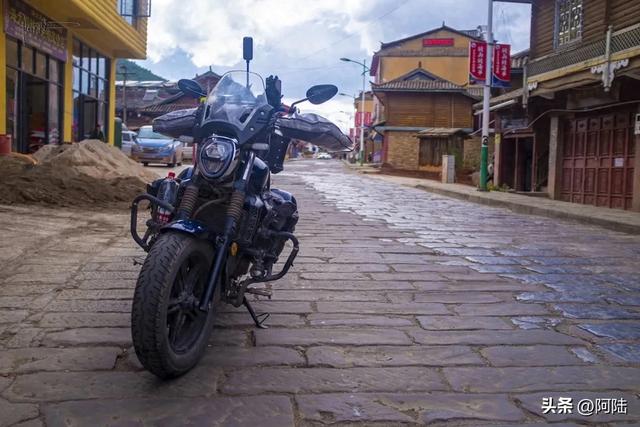 泸沽湖镇的石板路是当地摩梭文化的重要载体,却是众多车友的噩梦