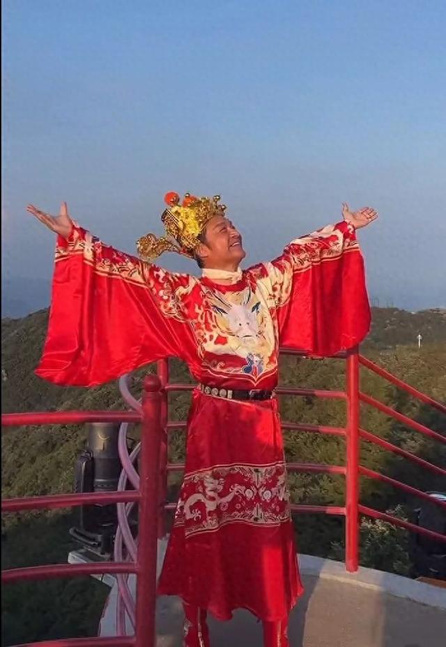 演员马景涛一个多月“打工”3个景区，前妻曾回复网友“他是为儿子多存钱”评论