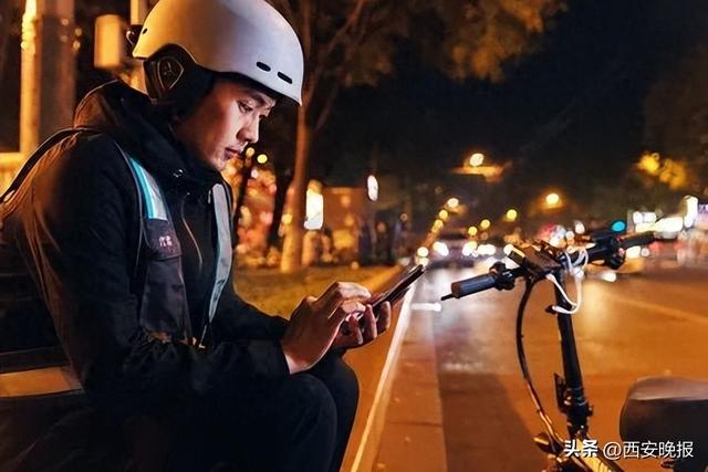 男子找代驾后赖账8个月，警察协商十几次后其仍不支付176元费用，反问代驾小哥“你怎么混到去做代驾”