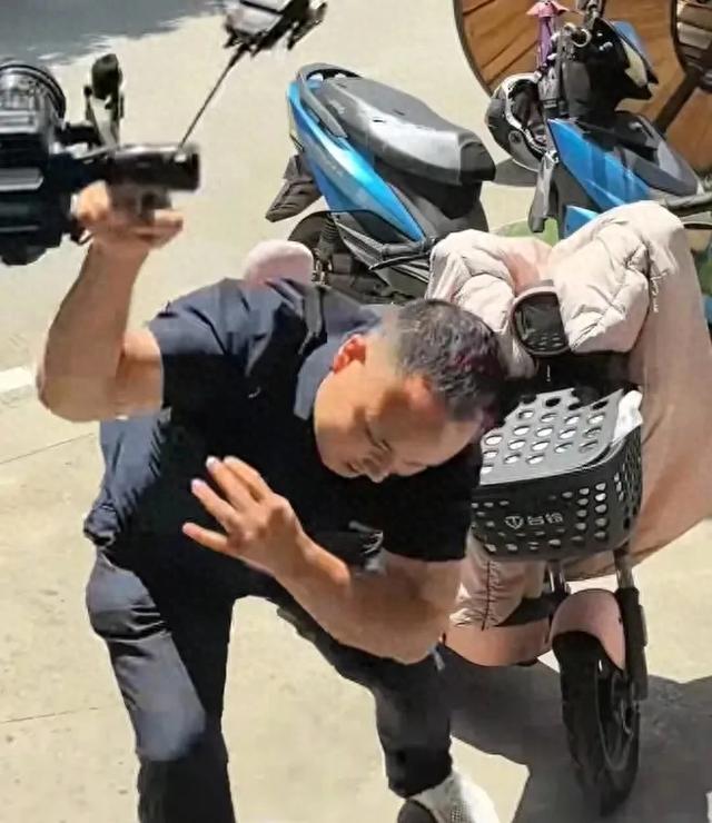 暴摔记者摄像机后续：警方通报，涉事男子被刑拘，电缆果然有问题
