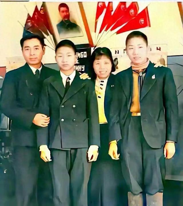 这是毛岸英和毛岸青	，以及周总理、邓颖超的真实合影