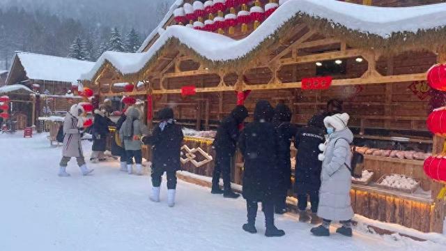 爱心爬犁免费姜茶还有年货大集，雪乡贴心服务比雪景更美