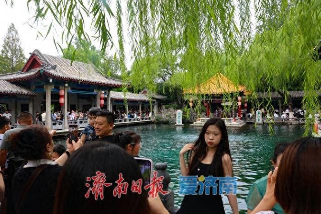 暑期尾声，趵突泉公园游人如织热度不减