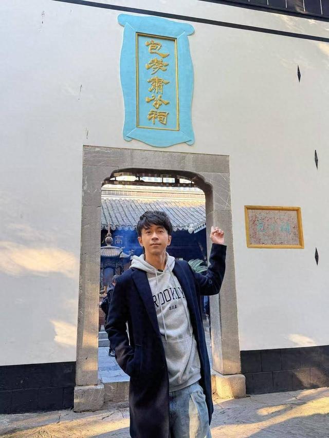 知名歌手光良现身合肥包公园