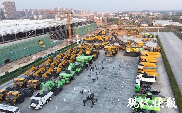 活力中国调研行｜从《流浪地球2》“网红”到无人驾驶智慧矿车，徐工“钢铁巨擎”逐绿而行