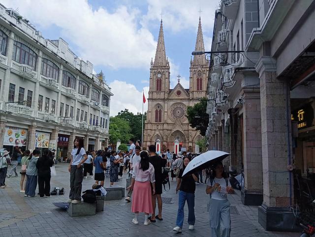 留意观察，外国人在广州活的比国人自在