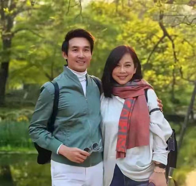 陈松伶老公张铎简介（陈松伶和老公张铎在杭州游西湖 两个人的状态差距真大 女方太显老了）