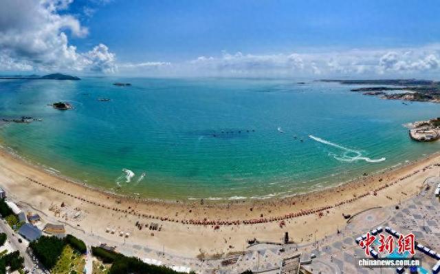 福建平潭海滨浴场引游人