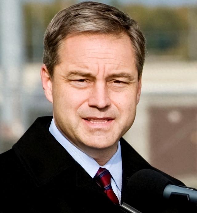 美国以禁毒为名部署航母群，委内瑞拉曝CIA策划假旗行动！