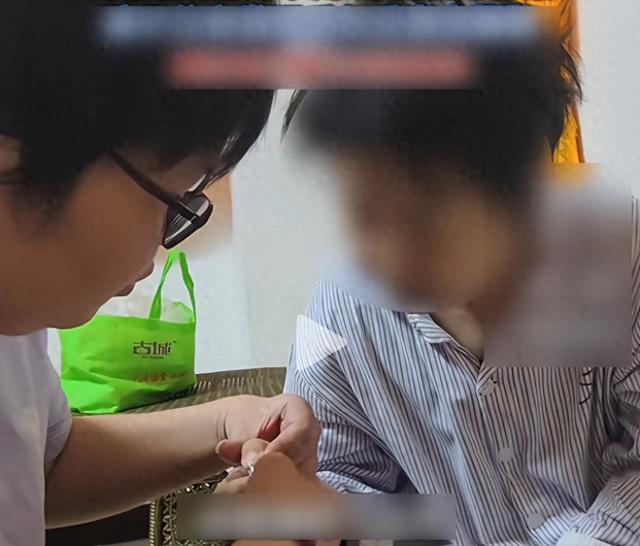 女子被村民多次强奸，儿子回家后目击，孩子生父未报警