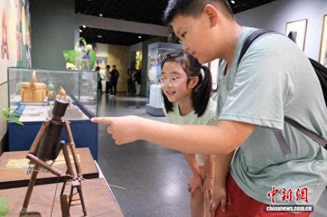 浙江杭州：安吉竹文化展吸引游客