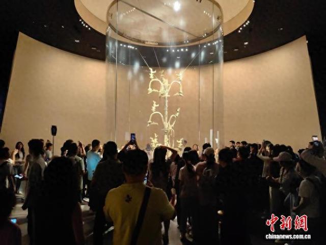 “双节”长假三星堆持续火爆 游客博物馆追文物“明星”