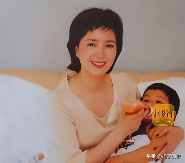 何晴唯一的儿子许何已从中央戏剧学院毕业，不久前和父亲许亚军合体亮相杂志