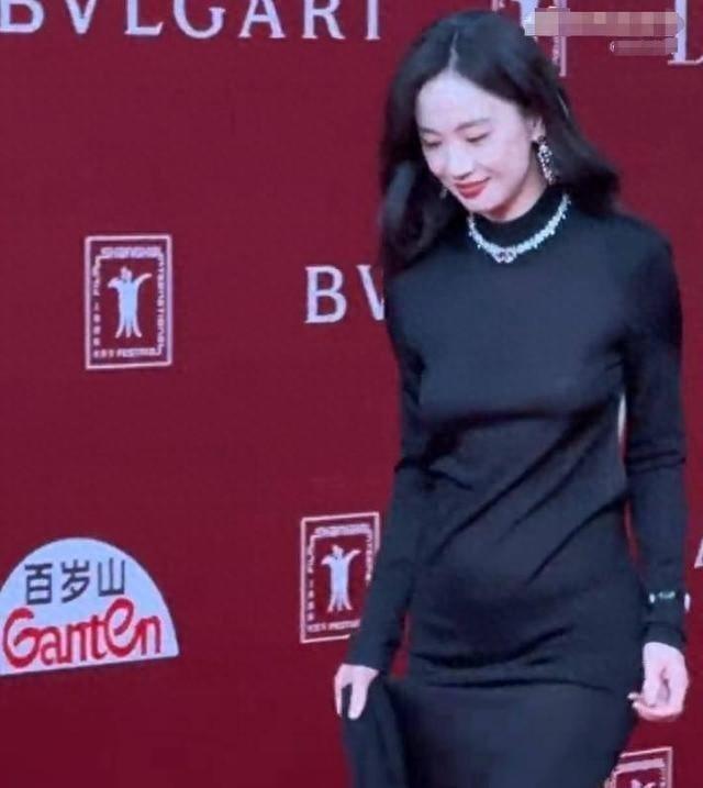 32岁李梦真空上阵，几乎透明，这跟不穿有啥区别？网友直呼太辣眼