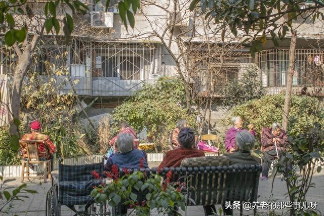 我发现了一个现象：越是没有文化的人，退休后越喜欢聚在一起热闹