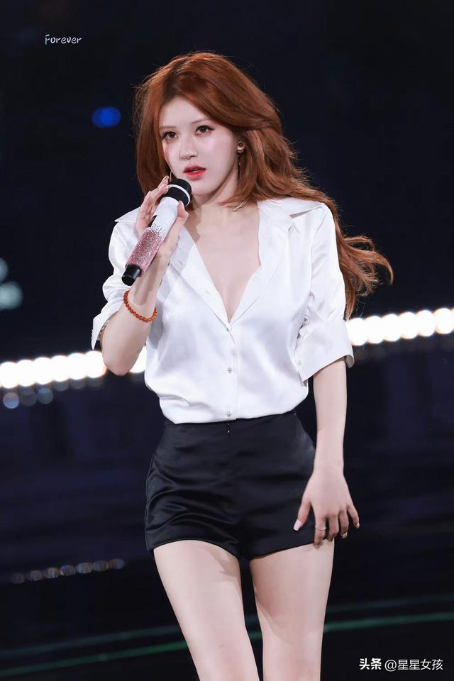 赵露思这身段！白衬衫搭超短裤秀大长腿，性感动人美到窒息