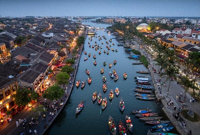10月会安遭洪水漫城！游客水中放河灯，当地人却一脸淡定