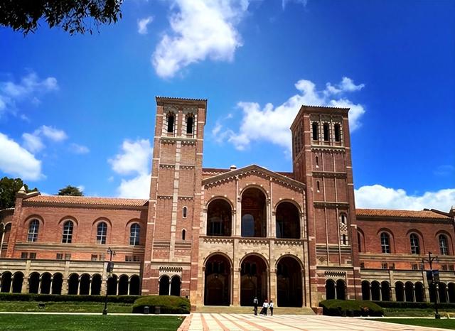 一家子全是美籍，却还在国内“捞金”，年赚4亿，账上还存有130亿