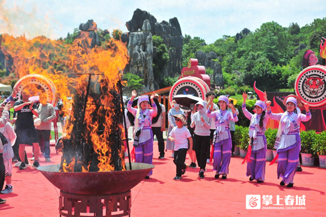 石林火把节狂欢启幕 彝乡风情点燃夏日激情