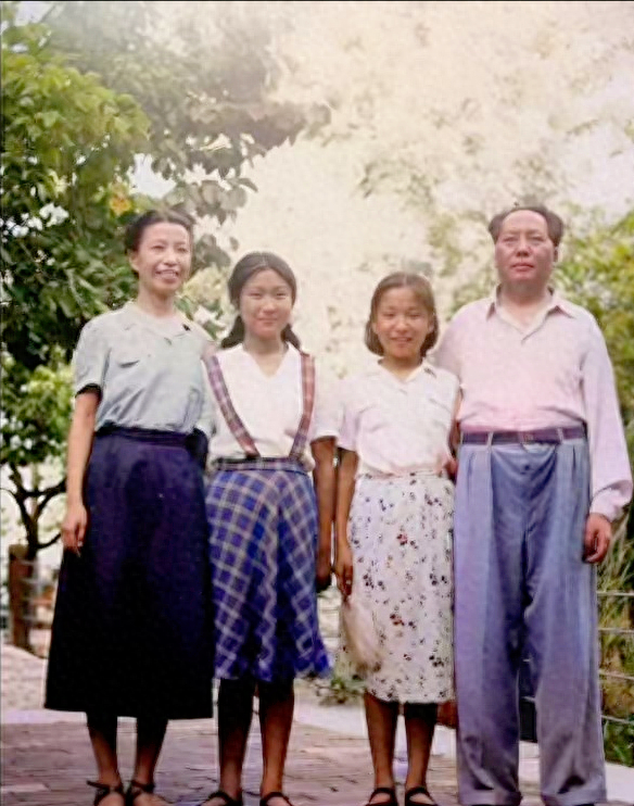 毛主席一家四口温馨合影与女儿李敏、李讷在北京玉泉山的珍贵留影