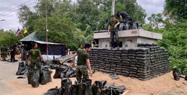 开打！泰国少校阵亡，F-16越境轰炸，炸毁柬埔寨赌场，火箭弹洗地